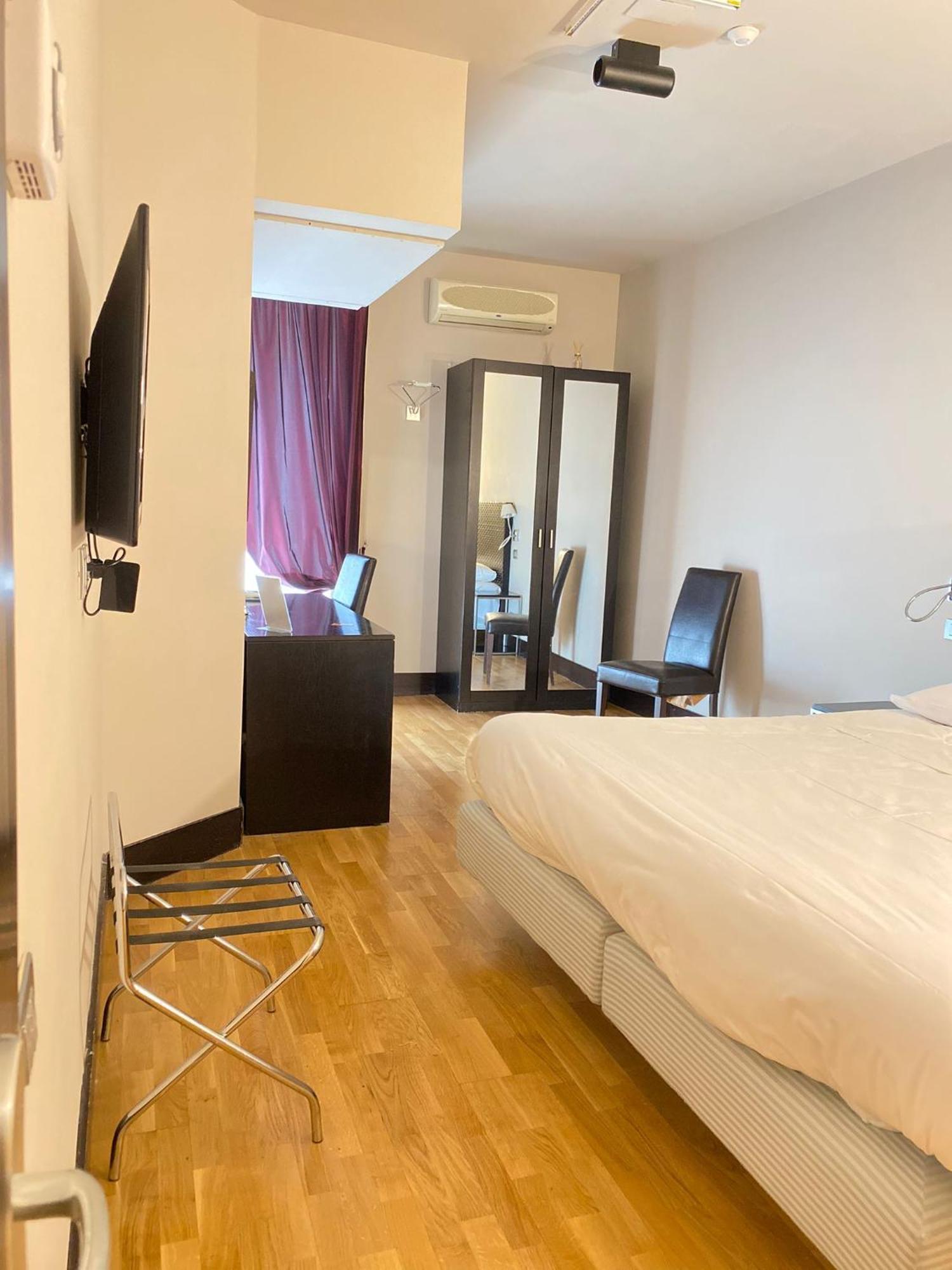 Mh Design Hotel Наполи Екстериор снимка